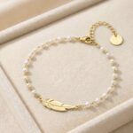 Brățară elegantă placată cu aur 14K – design rafinat cu perlă și simbol pană, 17 cm, Naiara®