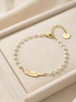 Brățară elegantă placată cu aur 14K – design rafinat cu perlă și simbol pană, 17 cm, Naiara®