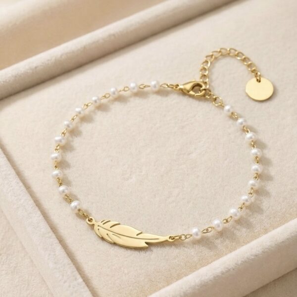 Brățară elegantă placată cu aur 14K – design rafinat cu perlă și simbol pană, 17 cm, Naiara®