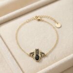 Brățară elegantă placată cu aur 14K – design sofisticat cu pandantiv albinuță și pietre negre, 15 cm, Naiara®