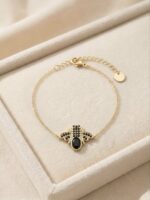 Brățară elegantă placată cu aur 14K – design sofisticat cu pandantiv albinuță și pietre negre, 15 cm, Naiara®