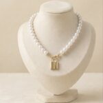 Colier choker cu perle și pandantiv, lacăt auriu, Naiara®