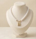 Colier choker cu perle și pandantiv, lacăt auriu, Naiara®