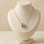 Colier elegant placat cu aur 14K – pandantiv rotativ cu cristale colorate, lungime 40 cm, Naiara®