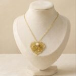 Colier din oțel chirurgical placat cu aur de 14k ,pandantiv inimă cu model împletit, frunză decorativă și perlă, Naiara®
