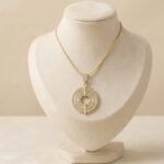 Colier din oțel chirurgical placat cu aur de 14k, pandantiv rotund cu detalii elegante, Naiara®