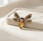 Broșă elegantă cu cristale, model libelulă, dimensiune 4 x 4.5 cm, Naiara®