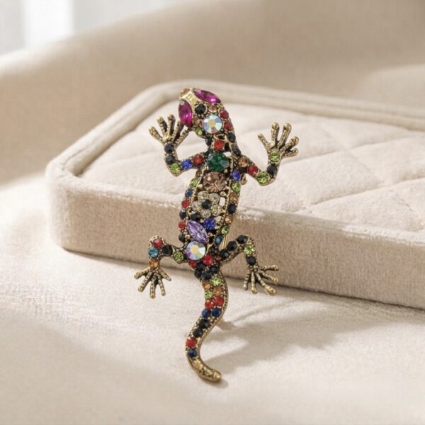 Broșă decorativă cameleon cu cristale colorate, dimensiune 6.5 x 3 cm, Naiara®