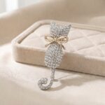 Broșă elegantă cu cristale în formă de pisică, dimensiune 4.5 x 2 cm, Naiara®