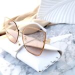 Ochelari de soare stilizati cu lentile maro și ramă albă, Naiara®