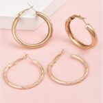 Set 2 perechi cercei aurii tip hoop, diametru 3 cm – model clasic și răsucit pentru un look elegant, Naiara®