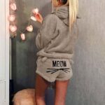 Set pijama hanorac cu glugă și pantaloni scurți cu urechi de pisică și inscripție Meow – confortabil pentru seară, noapte și dimineață – Noem®