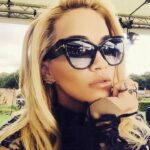 Ochelari de soare polarizați damă – design clasic cu ramă neagră si lentile gradient violet, Noem®