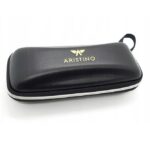 Protejează-ți ochelarii cu stil și siguranță folosind tocul premium Aristino®, creat pentru a oferi rezistență superioară și un aspect elegant. Designul compact și finisajele de calitate îl transformă într-un accesoriu esențial pentru orice pereche de ochelari de soare sau de vedere. 🔸 Carcasă dură pentru protecție solidă – Construit din materiale rigide și rezistente, asigură protecție împotriva loviturilor, presiunii și zgârieturilor. 🔸 Design elegant și discret – Linii curate și aspect rafinat, perfect pentru orice stil, fie el clasic sau modern. 🔸 Interior căptușit – Protejează lentilele și ramele împotriva deteriorării, menținând ochelarii în siguranță în orice moment. 🔸 Ușor de transportat – Dimensiunea practică îl face ideal pentru poșetă, rucsac sau torpedou. 🔸 Potrivit pentru majoritatea tipurilor de ochelari – Universal și versatil, se adaptează perfect atât ochelarilor de soare, cât și celor de vedere. Alege tocul de ochelari premium Aristino® pentru un plus de protecție, durabilitate și eleganță, oriunde ai merge!