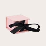 Cutie decorativă pentru bijuterii, inel sau cercei, 5 x 5 x 3,5 cm, cu fundă neagră, Noem®