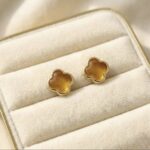 Cercei din otel inoxidabil, placati cu aur 14k, model trifoi cu insertie maro caramel, Noem®