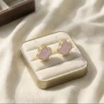 Cercei placati cu aur 14K, cu trifoi sidefat elegant, Moonriver, Noem®