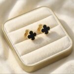 Cercei din otel inoxidabil, placati cu aur 14k, reversibili cu clips trifoi negru cu trifoi auriu, Noem®