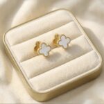 Cercei din otel inoxidabil, placati cu aur 14k, reversibili cu clips trifoi alb cu trifoi auriu, Noem®