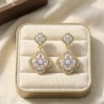 Cercei din otel inoxidabil, placati cu aur 14k, cu doua elemente tip trifoi si cristale, Noem®