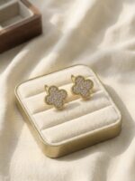 Cercei din otel inoxidabil, placati cu aur 14k, model trifoi cu cristale, Luna, Noem® - imagine 2