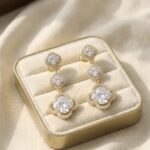 Cercei din otel inoxidabil, placati cu aur 14k, model de seara cu design trifoi si cristale, Noem®