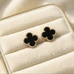 Cercei din otel inoxidabil, placati cu aur 14k, model trifoi negru si bordura perlata, Noem®