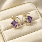 Cercei din otel inoxidabil, placati cu aur 14k, cu pietre semipretioase violet si design semiluna, Noem®