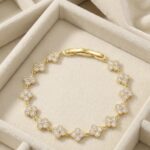 Bratara eleganta placata cu aur 14K, cu trifoi din cristale stralucitoare, lungime 17 cm, Luna, Noem®