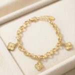 Bratara placata cu aur 14K, cu lant gros si 3 pandantive trifoi, Noem®