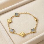 Bratara din otel inoxidabil, placata cu aur 14k, cu 5 elemente Trifoi sidefat gri si auriu, 19 cm lungime, Noem®