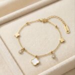 Bratara din otel inoxidabil, placata cu aur 14k, cu trifoi alb, cristale si bilute aurii, Noem®