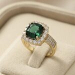 Inel elegant placat cu aur 14K, cu piatră verde tip smarald și cristale, mărimea 6, Noem®