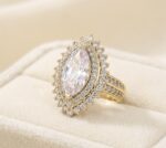 Inel cocktail placat cu aur 14K, cu piatră transparentă mare în formă de ochi și cristale, mărimea 6, Noem® - imagine 2