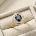 Inel elegant placat cu aur 14K, design regal cu cristal negru și pietre baghetă, mărimea 6, Noem®
