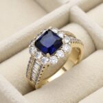 Inel elegant placat cu aur 14K, 12 mm, cu piatră centrală albastră și cristale, mărimea 6, Noem®