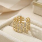 Inel lat placat cu aur 14K, reglabil, design împletit cu cristale, Noem®