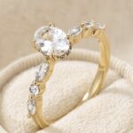 Inel placat cu aur 14K, model elegant cu piatră centrală rotundă și cristale laterale, mărimea 8, Noem®