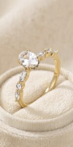 Inel placat cu aur 14K, model elegant cu piatră centrală rotundă și cristale laterale, mărimea 8, Noem®