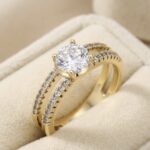 Inel de logodnă placat cu aur 14K, model dublu cu piatră centrală rotundă și decorat cu cristale, mărimea 8, Noem®