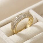 Inel placat cu aur 14K, model lat bombat cu cristale strălucitoare, mărimea 6, Noem®