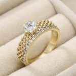 Inel placat cu aur 14K, model elegant cu bandă lată texturată, decorat cu cristale strălucitoare și piatră centrală tip floare, mărimea 6, Noem®