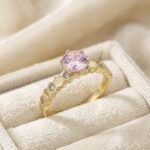 Inel de logodnă placat cu aur 14K, cu piatră centrală roz și cristale laterale, mărimea 6, Noem®