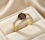 Inel placat cu aur 14K, model dublu elegant cu piatră centrală roșu-rubiniu și cristale pe bandă, mărimea 6, Noem®