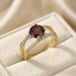 Inel placat cu aur 14K, model dublu elegant cu piatră centrală roșu-rubiniu și cristale pe bandă, mărimea 6, Noem®