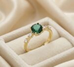Inel placat cu aur 14K, cu piatră centrală verde smarald și cristale laterale, mărimea 6, Noem®