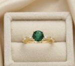 Inel placat cu aur 14K, cu piatră centrală verde smarald și cristale laterale, mărimea 6, Noem® - imagine 2