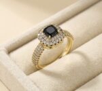 Inel elegant placat cu aur 14K, cu piatră centrală neagră și cristale, mărimea 6, Noem®