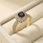 Inel elegant placat cu aur 14K, cu piatră centrală neagră și cristale, mărimea 6, Noem®