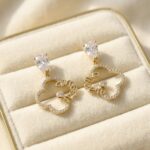 Cercei placați cu aur 14K, model trifoi cu mesaj și cristale strălucitoare, dimensiune 28/18 mm, Noem®